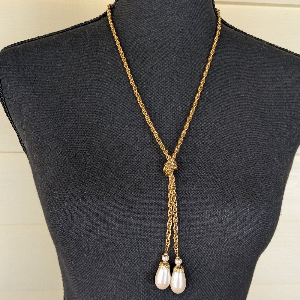 Avon Gold tone and Pearl Drop Necklace